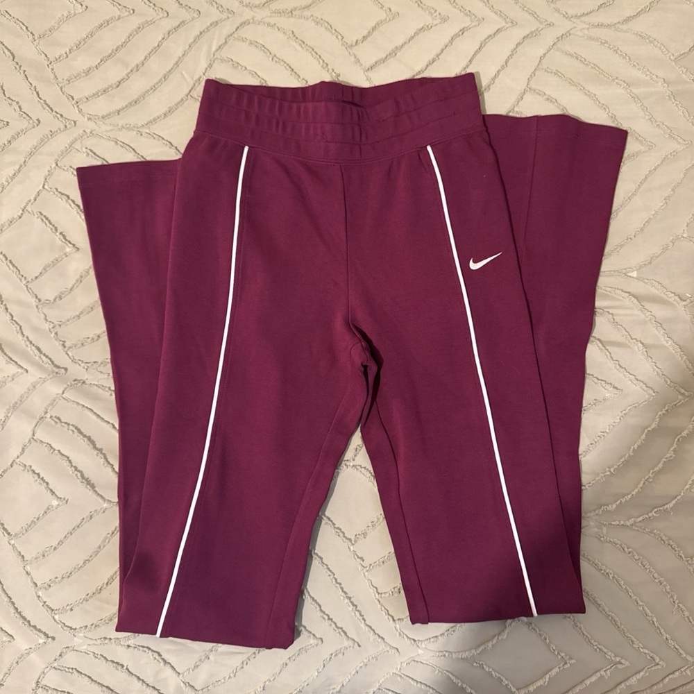 Nike women Magenta Leggings with White Accents